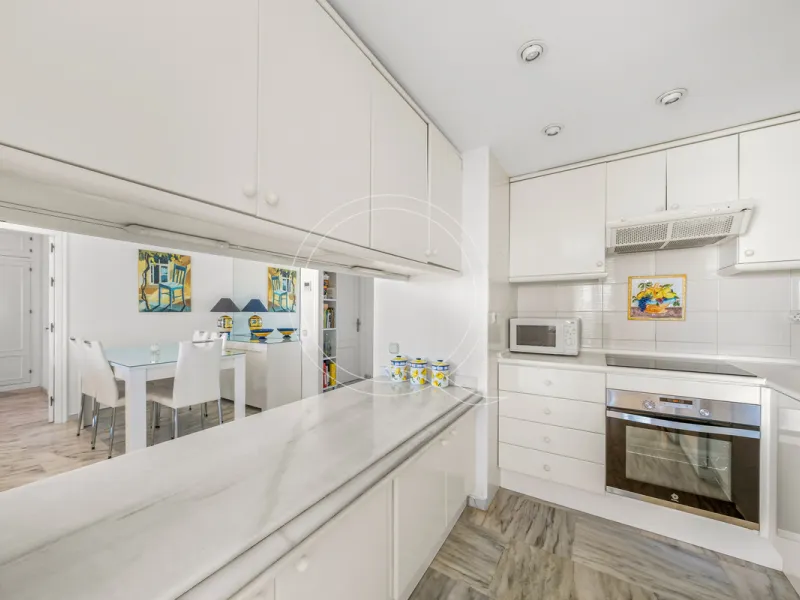 Located in a prestigious front-line beach complex just west of Estepona, this three-bedroom ground-floor apartment offers an exceptional blend of coastal comfort and relaxed Mediterranean living. With direct access to the garden and just steps from the sa
