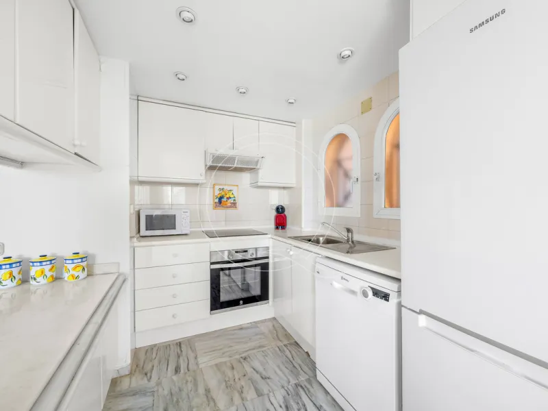 Located in a prestigious front-line beach complex just west of Estepona, this three-bedroom ground-floor apartment offers an exceptional blend of coastal comfort and relaxed Mediterranean living. With direct access to the garden and just steps from the sa