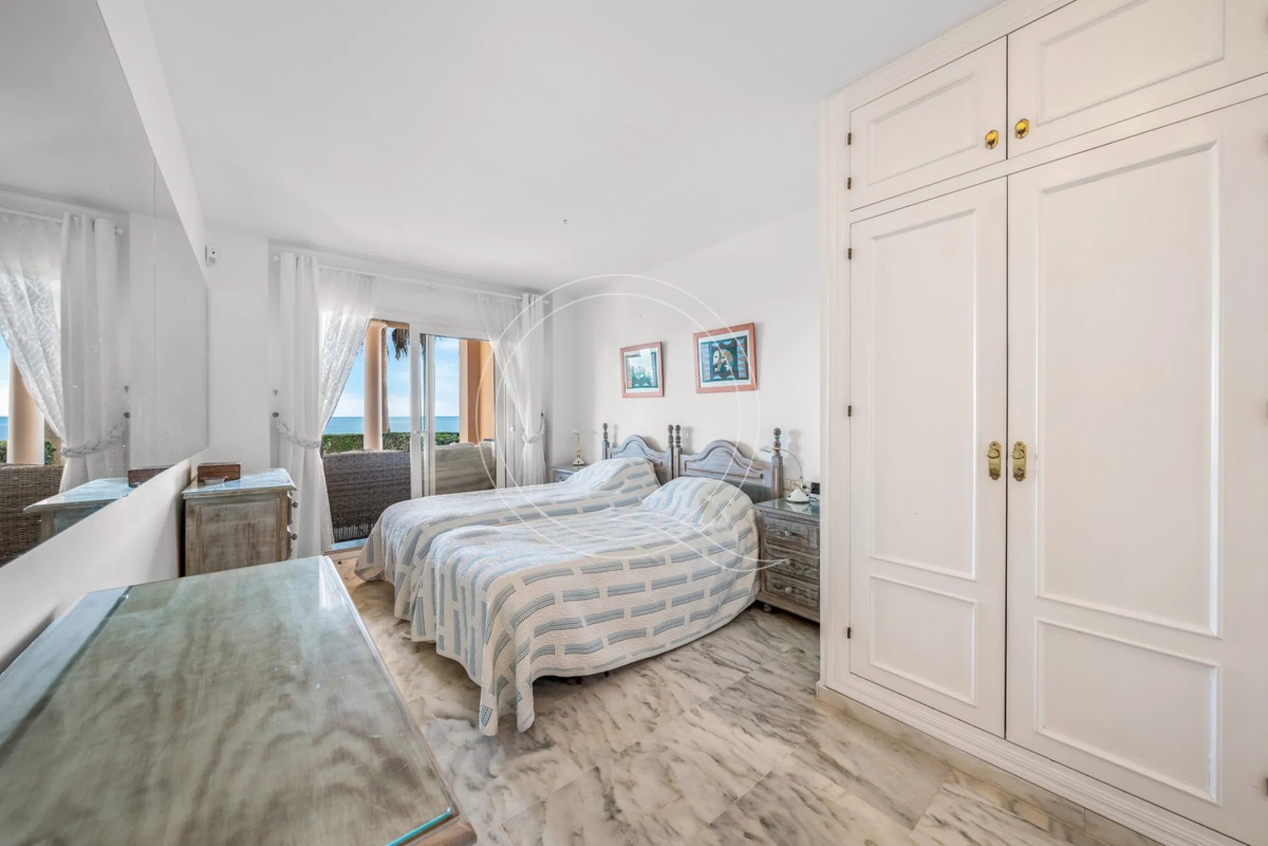 Located in a prestigious front-line beach complex just west of Estepona, this three-bedroom ground-floor apartment offers an exceptional blend of coastal comfort and relaxed Mediterranean living. With direct access to the garden and just steps from the sa