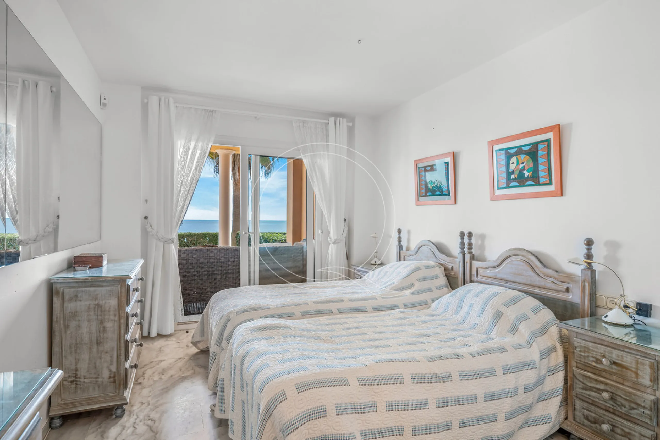 Located in a prestigious front-line beach complex just west of Estepona, this three-bedroom ground-floor apartment offers an exceptional blend of coastal comfort and relaxed Mediterranean living. With direct access to the garden and just steps from the sa