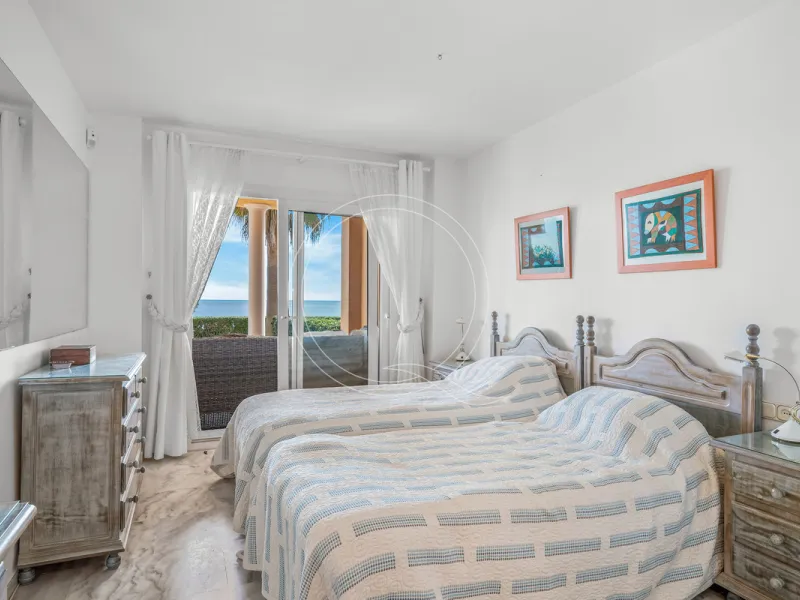 Located in a prestigious front-line beach complex just west of Estepona, this three-bedroom ground-floor apartment offers an exceptional blend of coastal comfort and relaxed Mediterranean living. With direct access to the garden and just steps from the sa