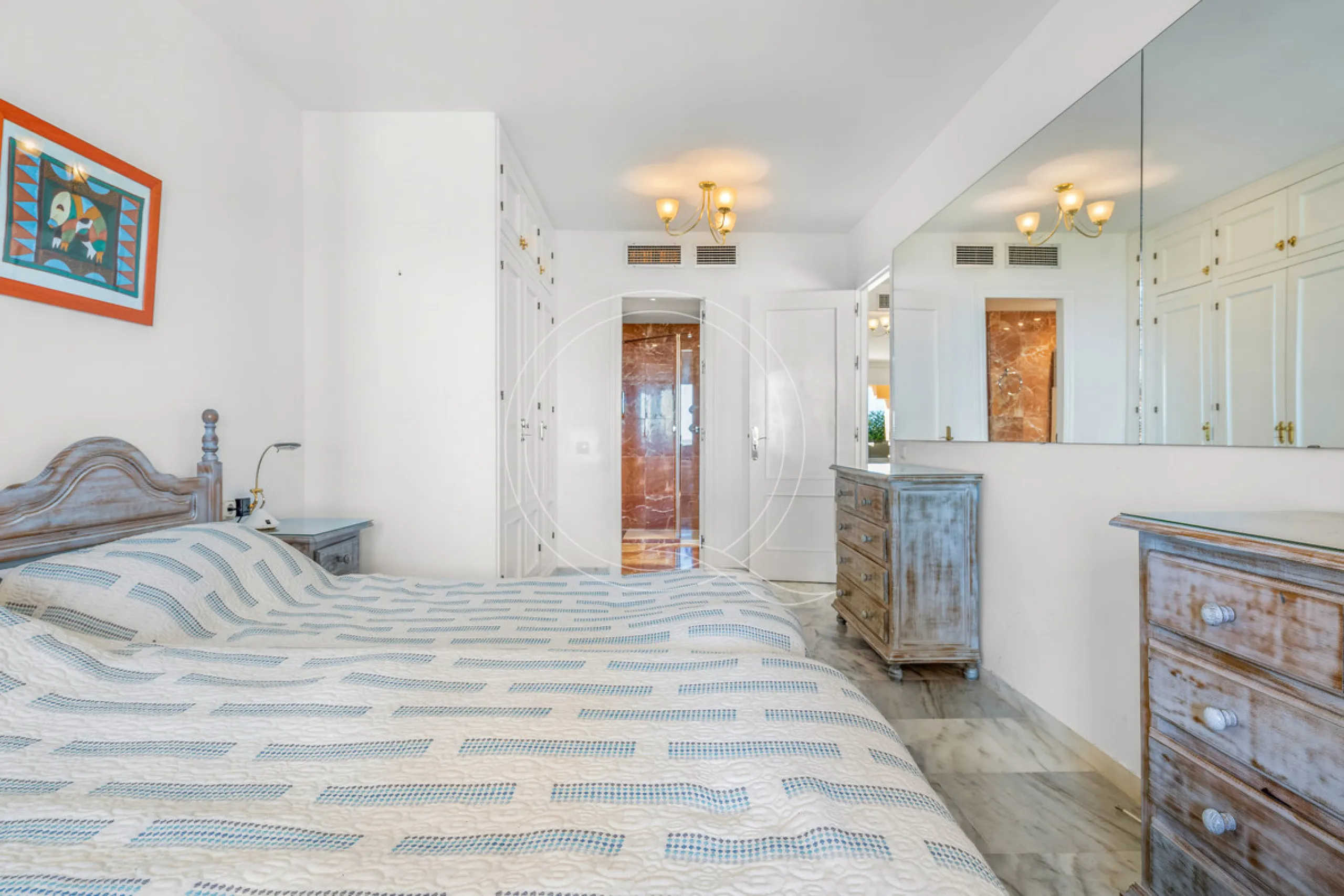 Located in a prestigious front-line beach complex just west of Estepona, this three-bedroom ground-floor apartment offers an exceptional blend of coastal comfort and relaxed Mediterranean living. With direct access to the garden and just steps from the sa