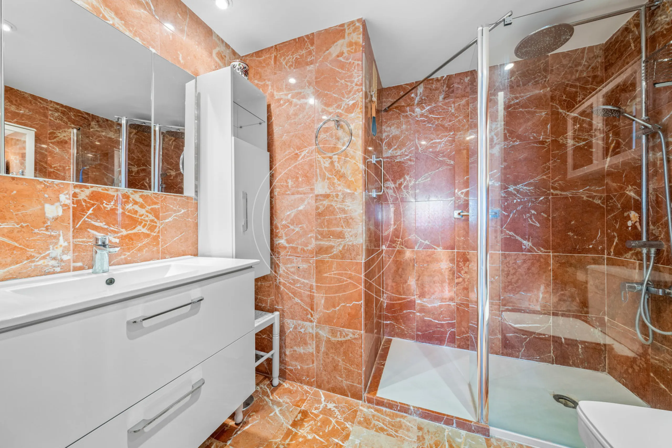 Located in a prestigious front-line beach complex just west of Estepona, this three-bedroom ground-floor apartment offers an exceptional blend of coastal comfort and relaxed Mediterranean living. With direct access to the garden and just steps from the sa