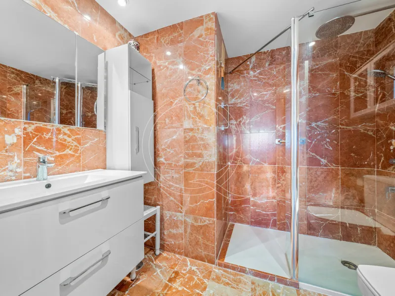 Located in a prestigious front-line beach complex just west of Estepona, this three-bedroom ground-floor apartment offers an exceptional blend of coastal comfort and relaxed Mediterranean living. With direct access to the garden and just steps from the sa