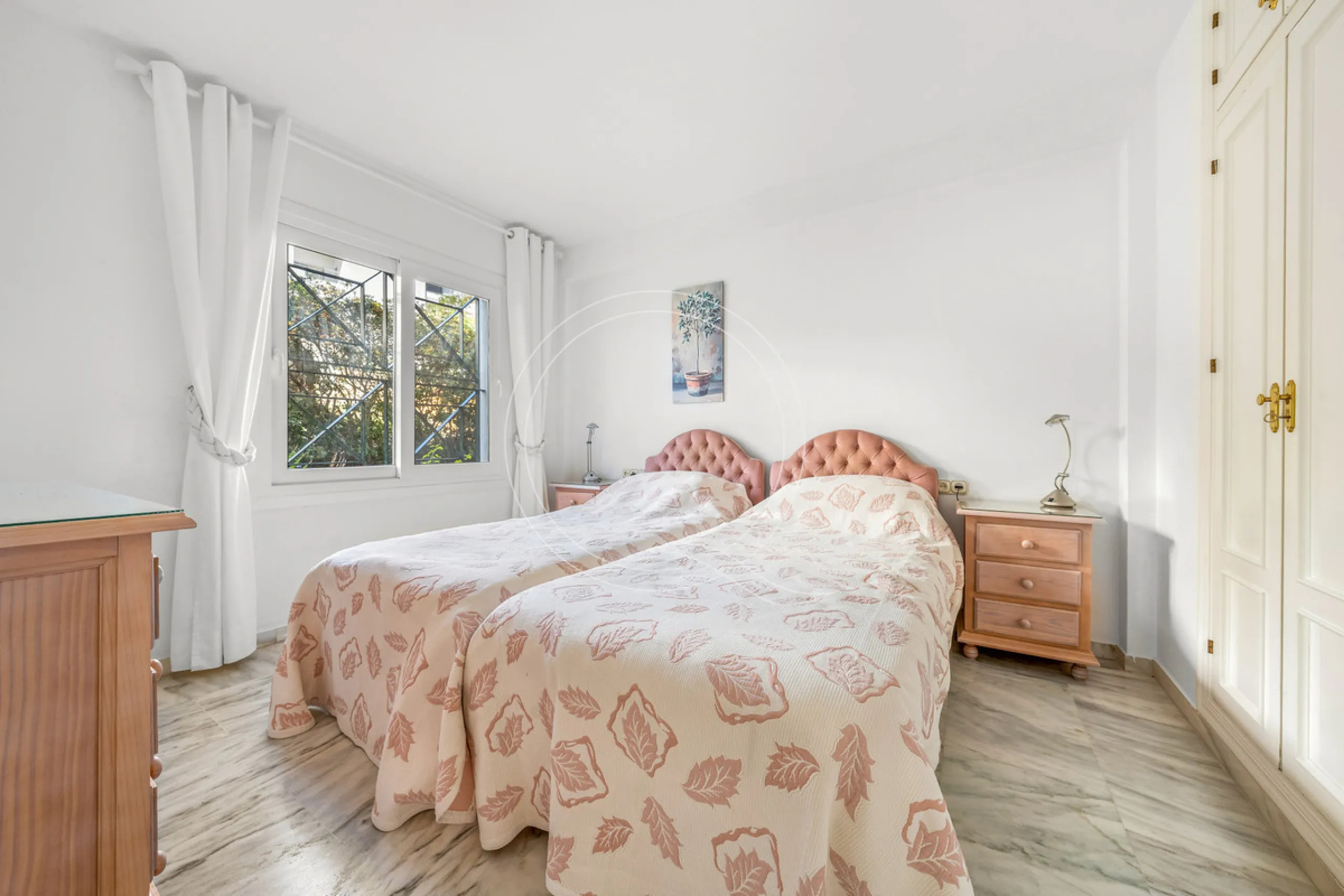 Located in a prestigious front-line beach complex just west of Estepona, this three-bedroom ground-floor apartment offers an exceptional blend of coastal comfort and relaxed Mediterranean living. With direct access to the garden and just steps from the sa