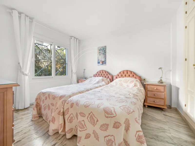 Located in a prestigious front-line beach complex just west of Estepona, this three-bedroom ground-floor apartment offers an exceptional blend of coastal comfort and relaxed Mediterranean living. With direct access to the garden and just steps from the sa