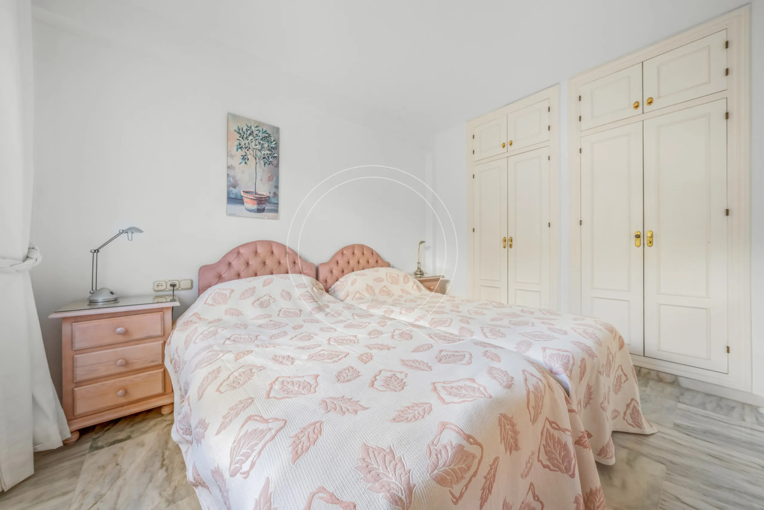 Located in a prestigious front-line beach complex just west of Estepona, this three-bedroom ground-floor apartment offers an exceptional blend of coastal comfort and relaxed Mediterranean living. With direct access to the garden and just steps from the sa