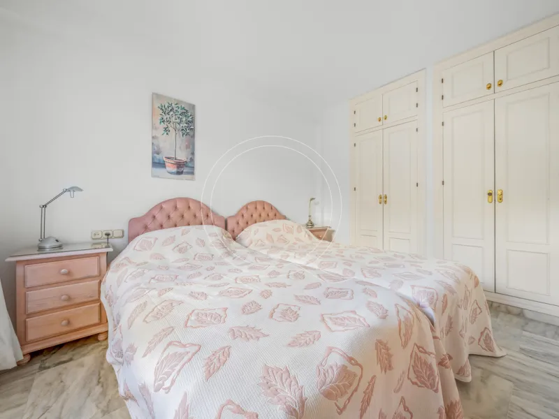 Located in a prestigious front-line beach complex just west of Estepona, this three-bedroom ground-floor apartment offers an exceptional blend of coastal comfort and relaxed Mediterranean living. With direct access to the garden and just steps from the sa