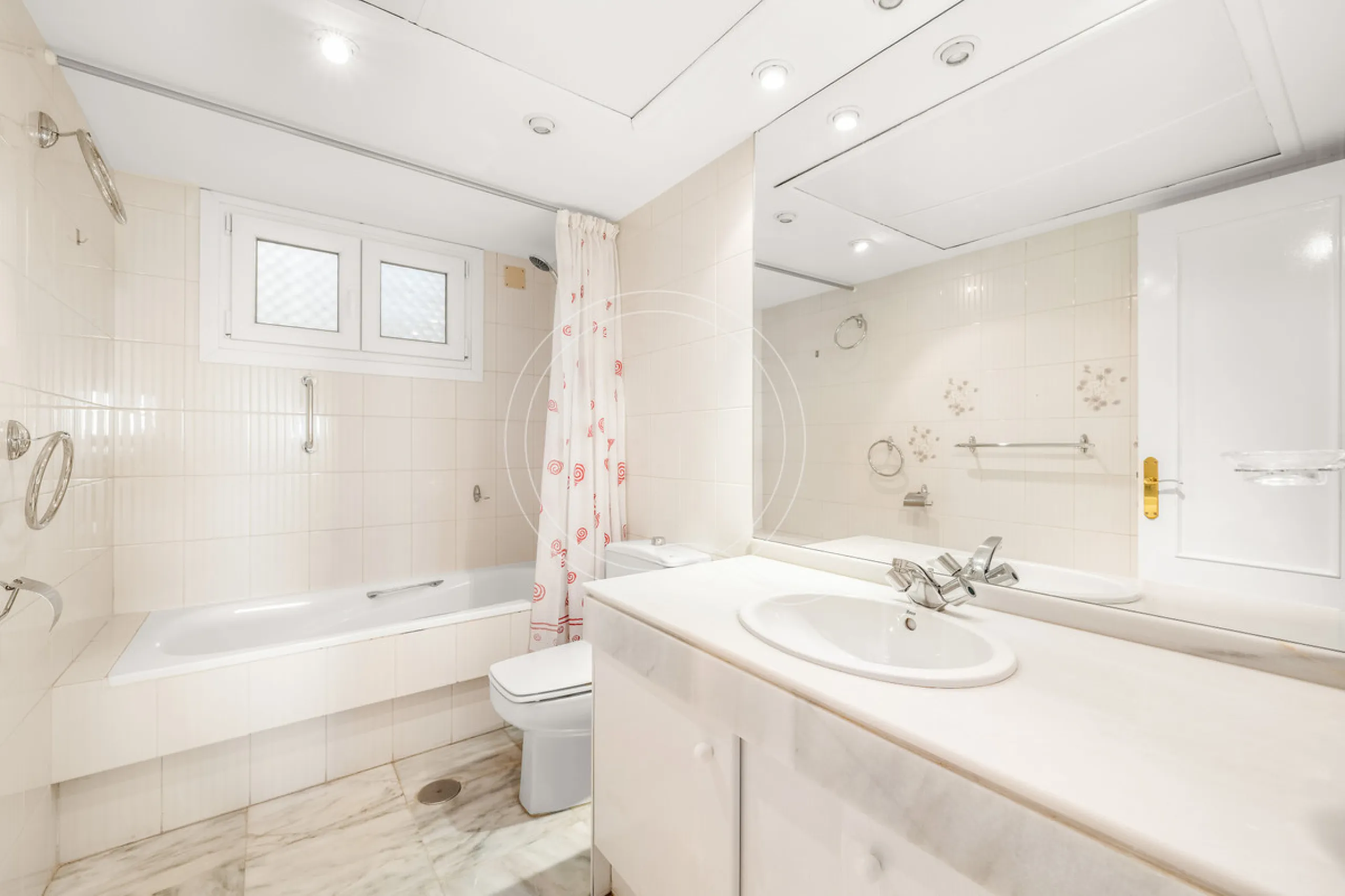 Located in a prestigious front-line beach complex just west of Estepona, this three-bedroom ground-floor apartment offers an exceptional blend of coastal comfort and relaxed Mediterranean living. With direct access to the garden and just steps from the sa