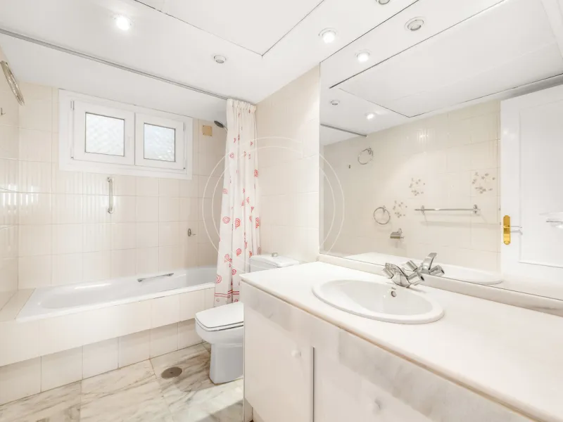 Located in a prestigious front-line beach complex just west of Estepona, this three-bedroom ground-floor apartment offers an exceptional blend of coastal comfort and relaxed Mediterranean living. With direct access to the garden and just steps from the sa