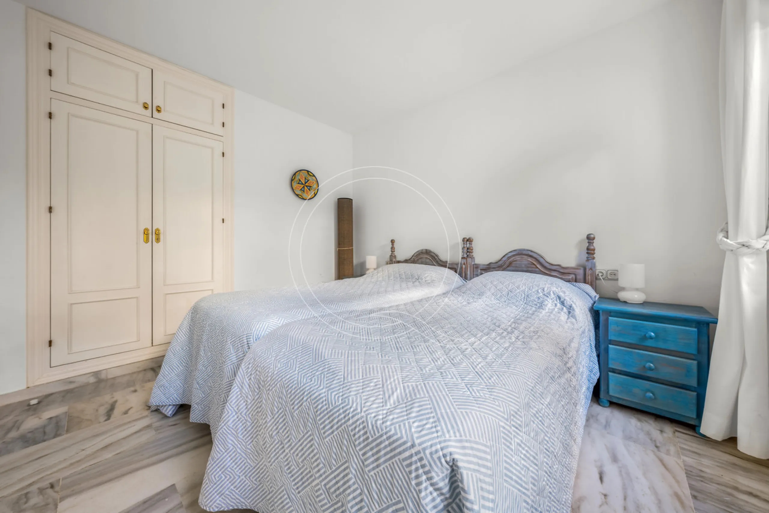 Located in a prestigious front-line beach complex just west of Estepona, this three-bedroom ground-floor apartment offers an exceptional blend of coastal comfort and relaxed Mediterranean living. With direct access to the garden and just steps from the sa