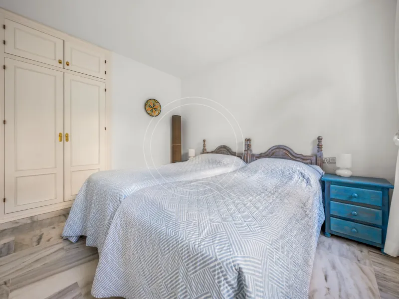 Located in a prestigious front-line beach complex just west of Estepona, this three-bedroom ground-floor apartment offers an exceptional blend of coastal comfort and relaxed Mediterranean living. With direct access to the garden and just steps from the sa