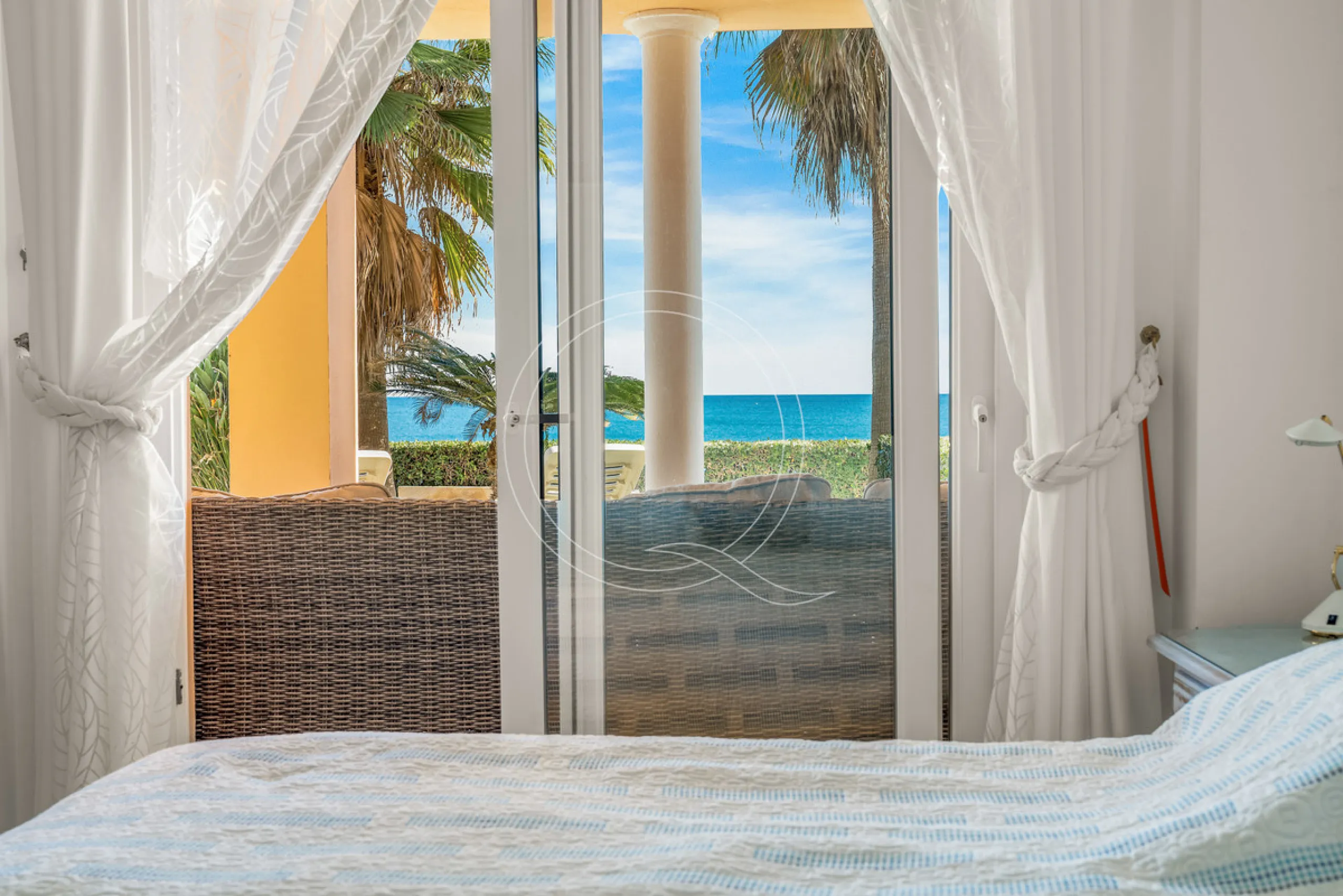 Located in a prestigious front-line beach complex just west of Estepona, this three-bedroom ground-floor apartment offers an exceptional blend of coastal comfort and relaxed Mediterranean living. With direct access to the garden and just steps from the sa