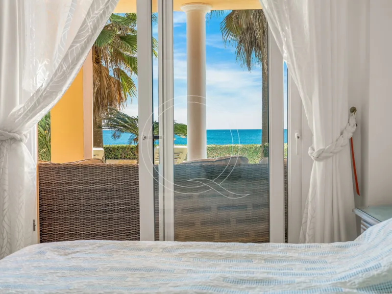 Located in a prestigious front-line beach complex just west of Estepona, this three-bedroom ground-floor apartment offers an exceptional blend of coastal comfort and relaxed Mediterranean living. With direct access to the garden and just steps from the sa