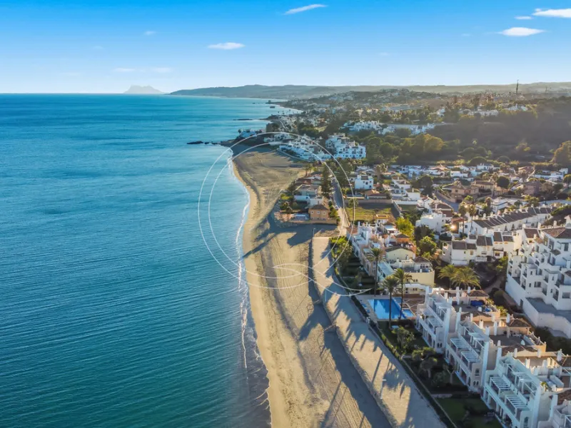 Located in a prestigious front-line beach complex just west of Estepona, this three-bedroom ground-floor apartment offers an exceptional blend of coastal comfort and relaxed Mediterranean living. With direct access to the garden and just steps from the sa
