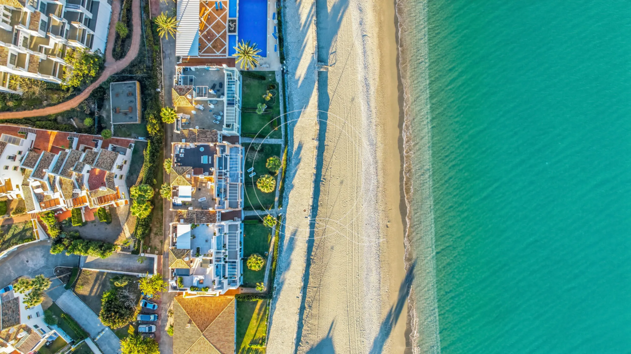 Located in a prestigious front-line beach complex just west of Estepona, this three-bedroom ground-floor apartment offers an exceptional blend of coastal comfort and relaxed Mediterranean living. With direct access to the garden and just steps from the sa
