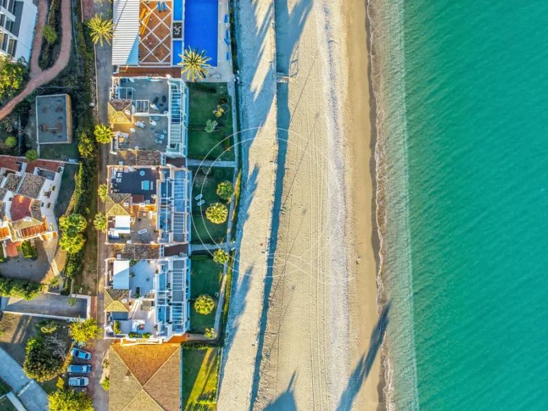 Located in a prestigious front-line beach complex just west of Estepona, this three-bedroom ground-floor apartment offers an exceptional blend of coastal comfort and relaxed Mediterranean living. With direct access to the garden and just steps from the sa