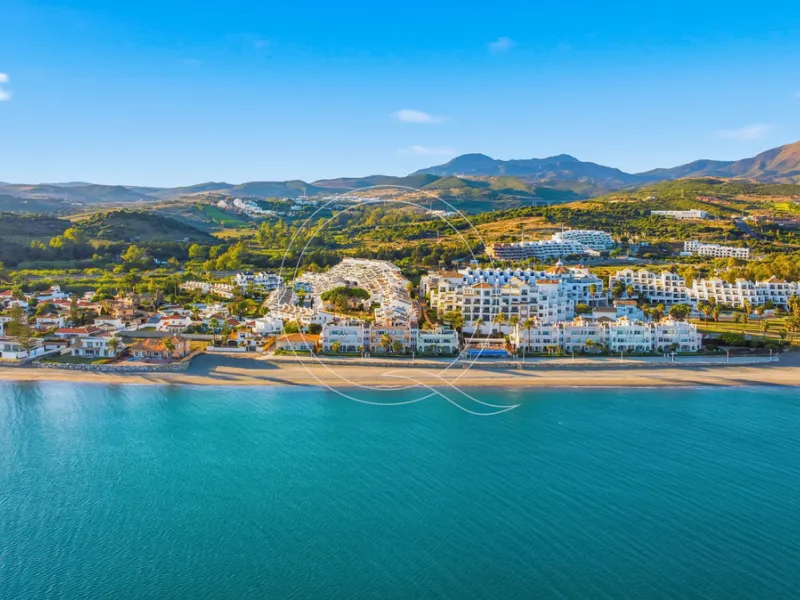 Located in a prestigious front-line beach complex just west of Estepona, this three-bedroom ground-floor apartment offers an exceptional blend of coastal comfort and relaxed Mediterranean living. With direct access to the garden and just steps from the sa