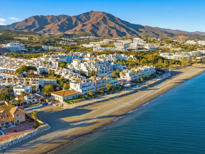 Located in a prestigious front-line beach complex just west of Estepona, this three-bedroom ground-floor apartment offers an exceptional blend of coastal comfort and relaxed Mediterranean living. With direct access to the garden and just steps from the sa