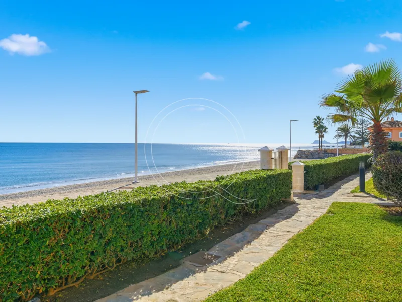 Located in a prestigious front-line beach complex just west of Estepona, this three-bedroom ground-floor apartment offers an exceptional blend of coastal comfort and relaxed Mediterranean living. With direct access to the garden and just steps from the sa