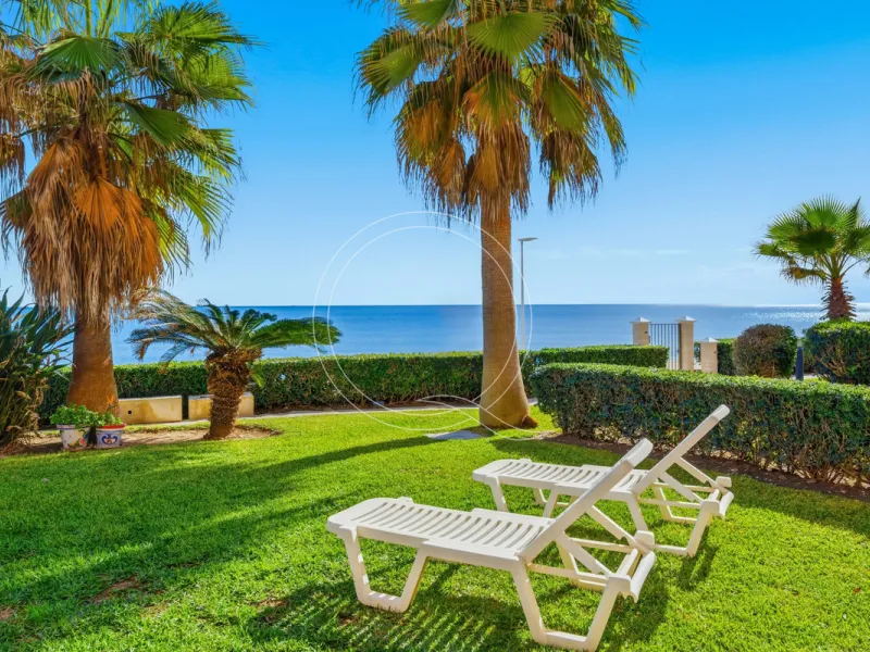 Located in a prestigious front-line beach complex just west of Estepona, this three-bedroom ground-floor apartment offers an exceptional blend of coastal comfort and relaxed Mediterranean living. With direct access to the garden and just steps from the sa