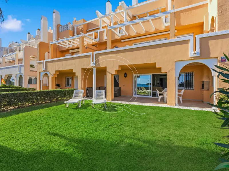 Located in a prestigious front-line beach complex just west of Estepona, this three-bedroom ground-floor apartment offers an exceptional blend of coastal comfort and relaxed Mediterranean living. With direct access to the garden and just steps from the sa