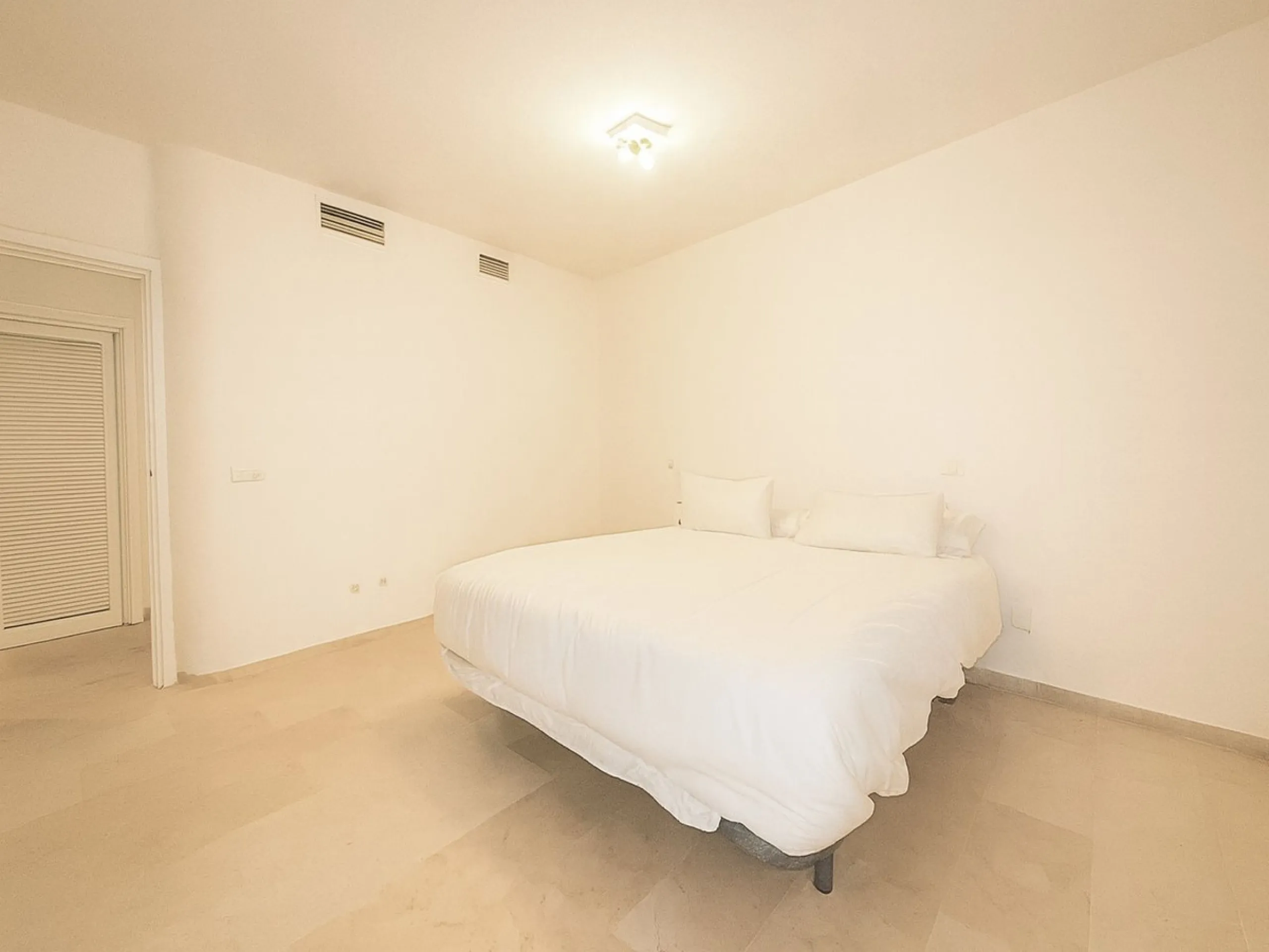 Apartment - Ground Floor Apartment в продаже в Marbella, Málaga. В доме 1 спален и 1 ванных комнат. Площадь дома 110 м²