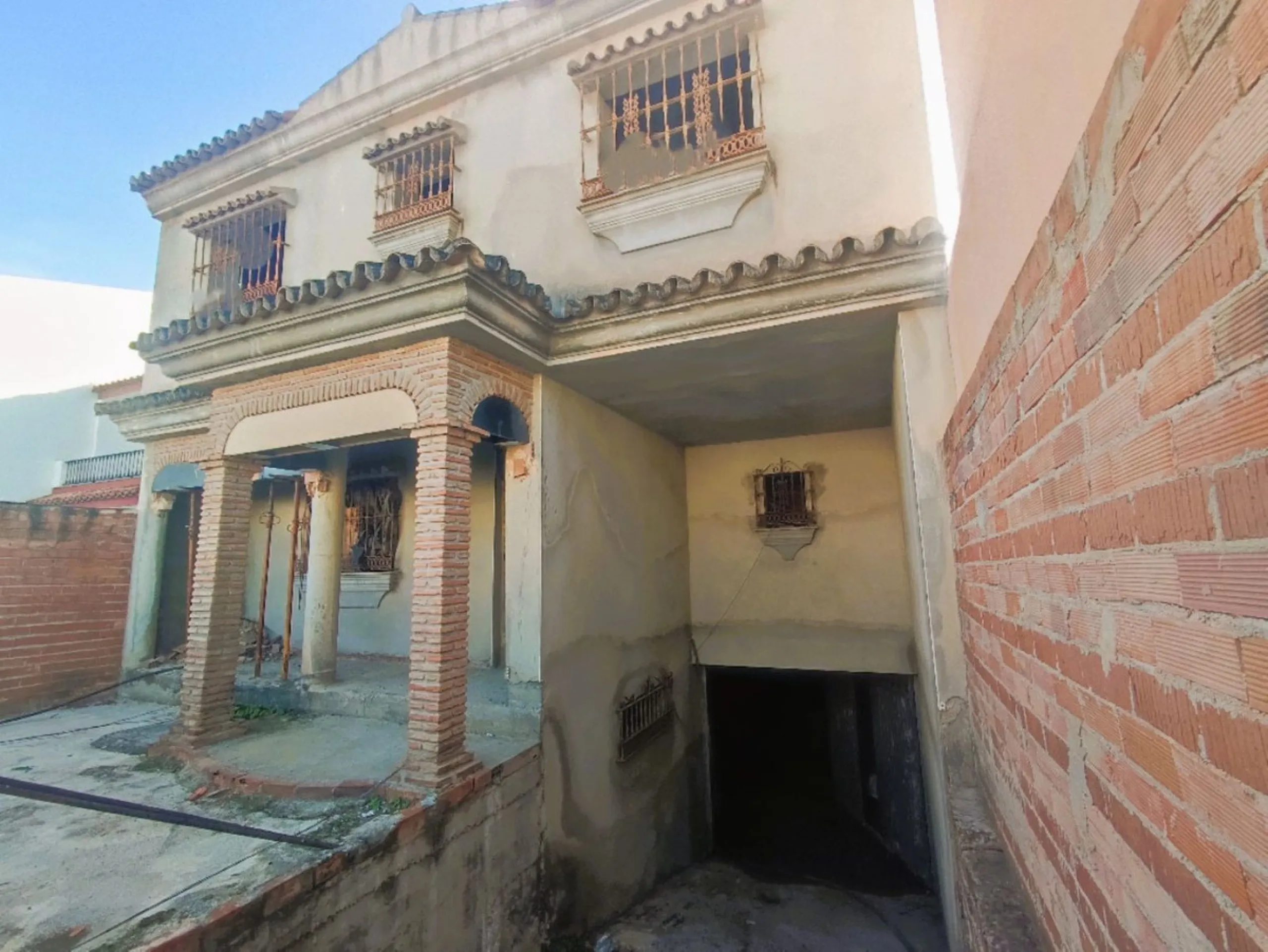 House - Townhouse в продаже в Fuengirola, Málaga. В доме 5 спален и 3 ванных комнат. Площадь дома 230 м². Площадь участка 243 м²