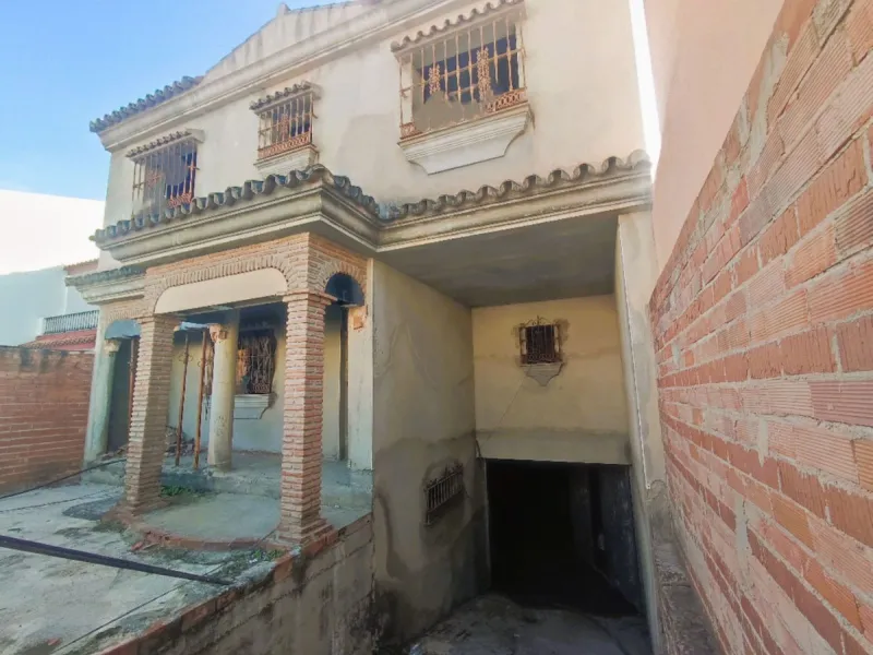 Unfinished single-family housing project on a 243m2 urban plot in Los Boliches (Fuengirola), with a fantastic location, in a very quiet residential area close to all services. According to the plan, on the ground floor we find a large living room, three b