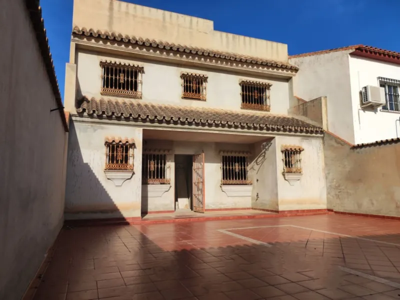 House - Townhouse в продаже в Fuengirola, Málaga. В доме 5 спален и 3 ванных комнат. Площадь дома 230 м². Площадь участка 243 м²