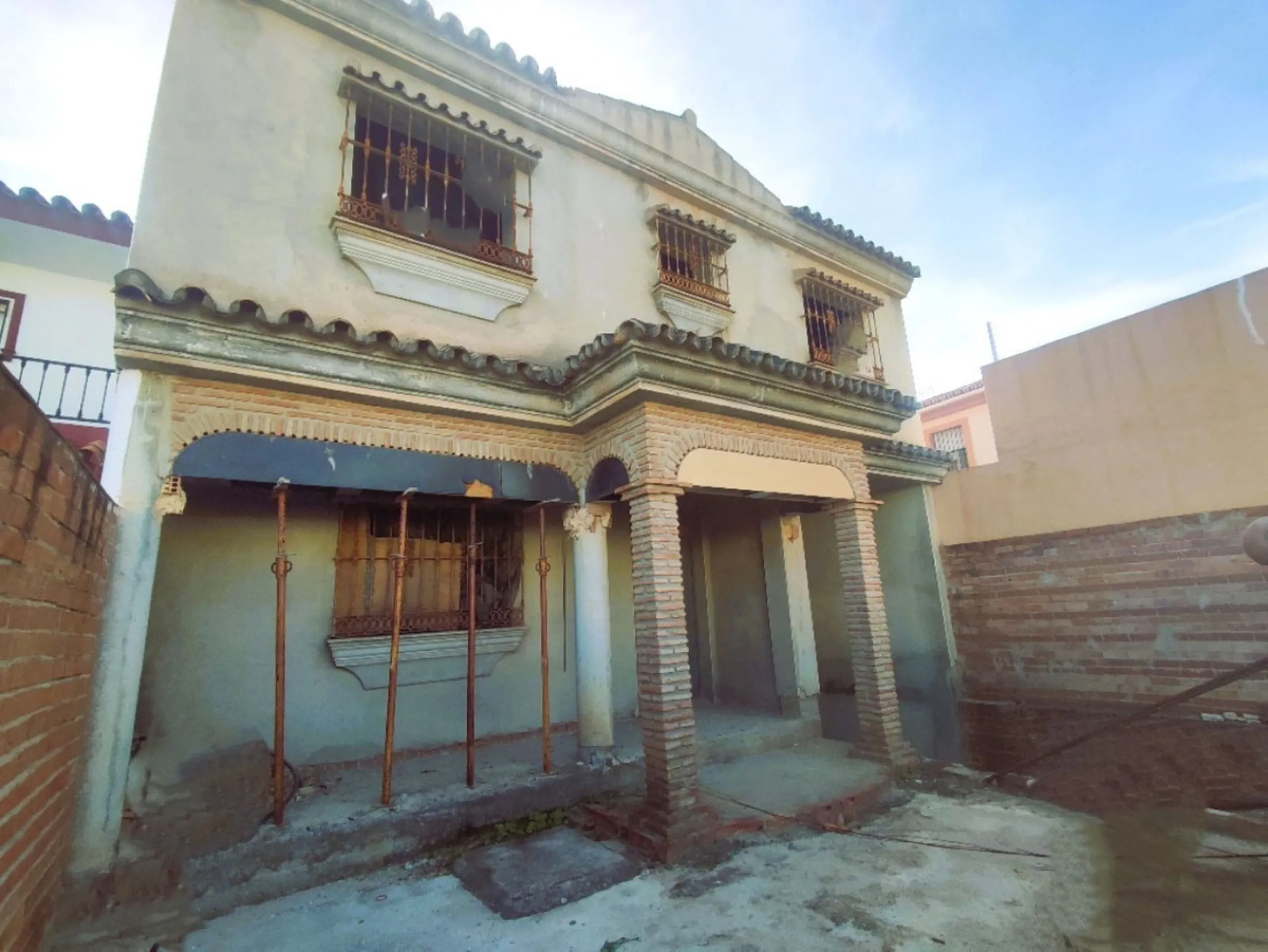 House - Townhouse в продаже в Fuengirola, Málaga. В доме 5 спален и 3 ванных комнат. Площадь дома 230 м². Площадь участка 243 м²