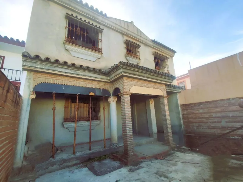 House - Townhouse в продаже в Fuengirola, Málaga. В доме 5 спален и 3 ванных комнат. Площадь дома 230 м². Площадь участка 243 м²