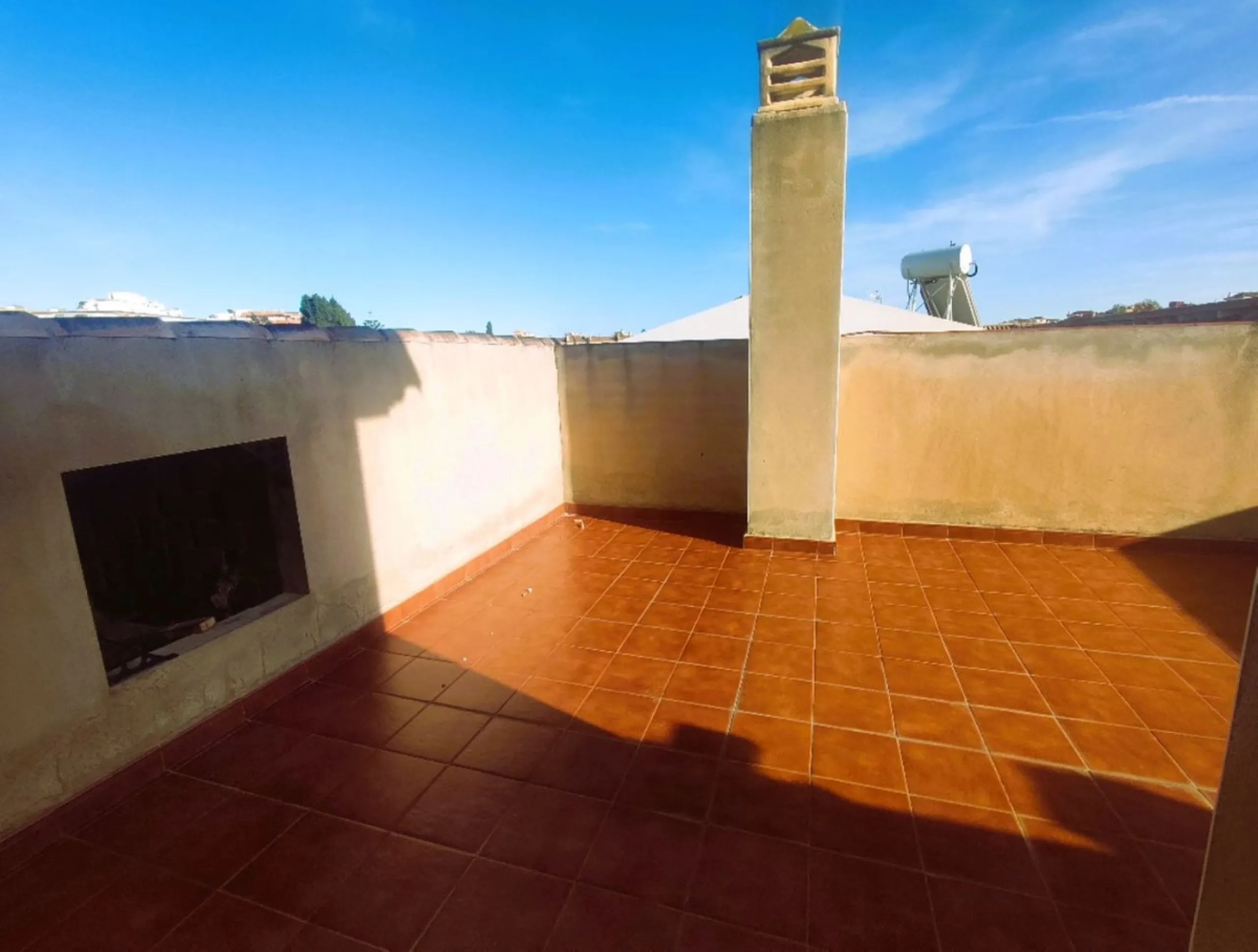 House - Townhouse в продаже в Fuengirola, Málaga. В доме 5 спален и 3 ванных комнат. Площадь дома 230 м². Площадь участка 243 м²