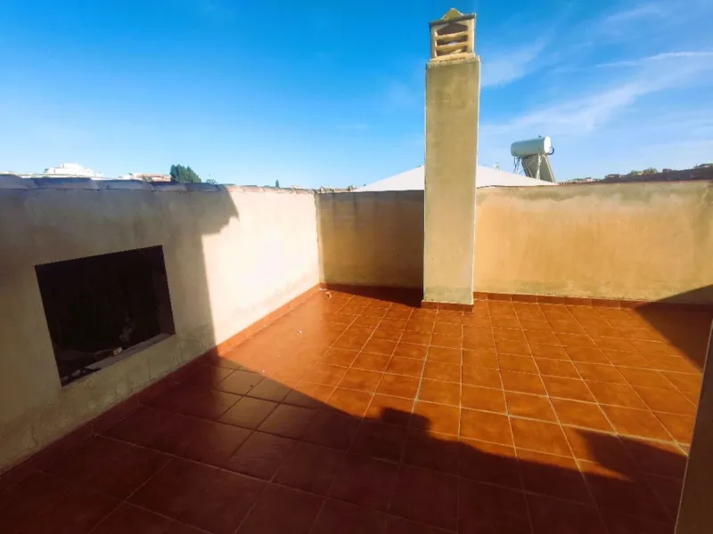 House - Townhouse в продаже в Fuengirola, Málaga. В доме 5 спален и 3 ванных комнат. Площадь дома 230 м². Площадь участка 243 м²