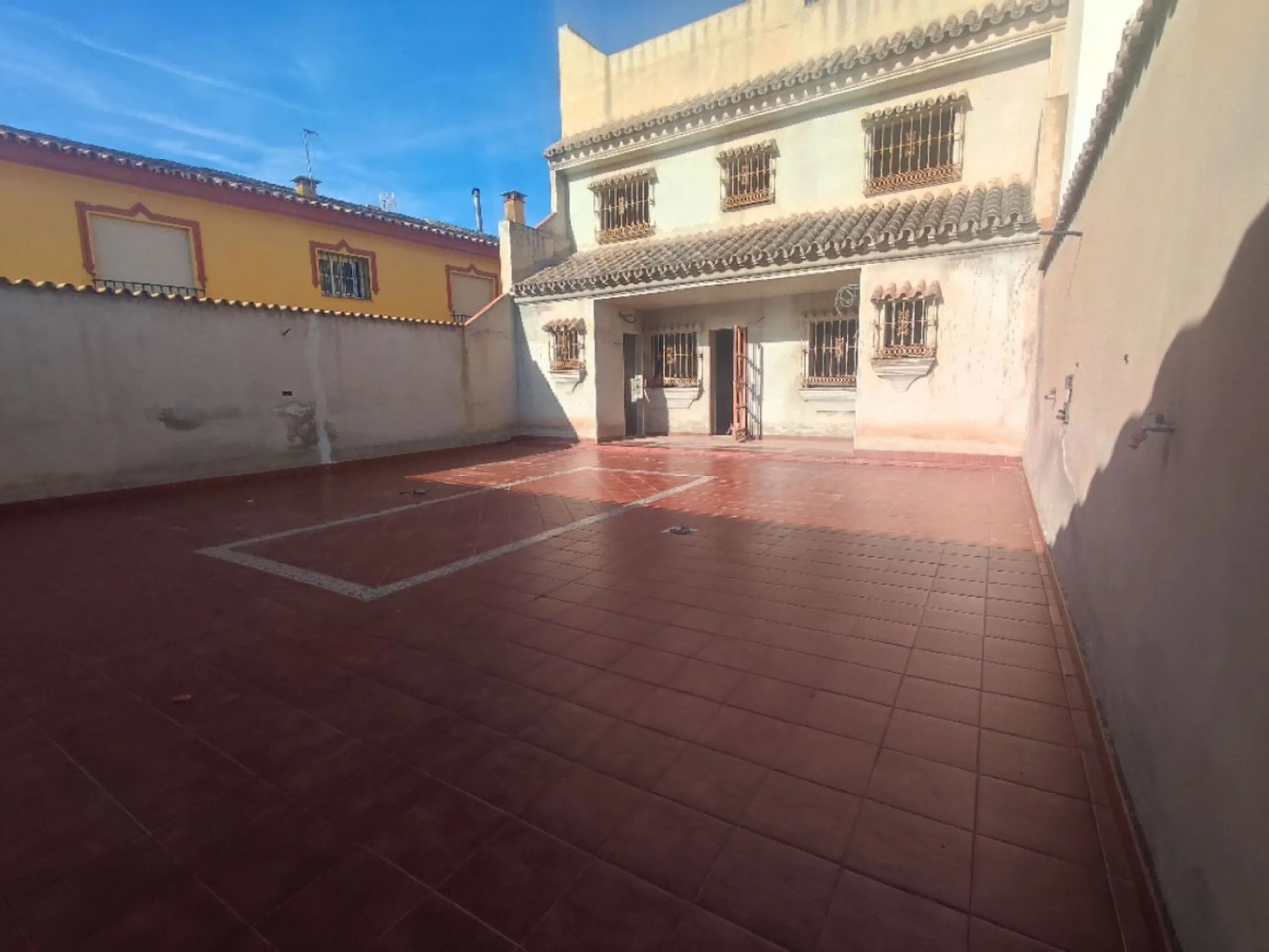 House - Townhouse в продаже в Fuengirola, Málaga. В доме 5 спален и 3 ванных комнат. Площадь дома 230 м². Площадь участка 243 м²