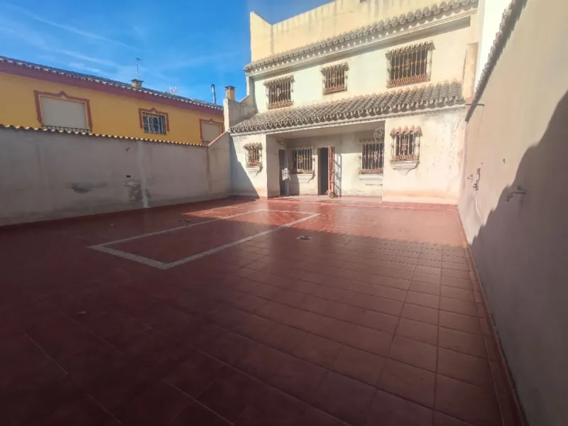 House - Townhouse в продаже в Fuengirola, Málaga. В доме 5 спален и 3 ванных комнат. Площадь дома 230 м². Площадь участка 243 м²