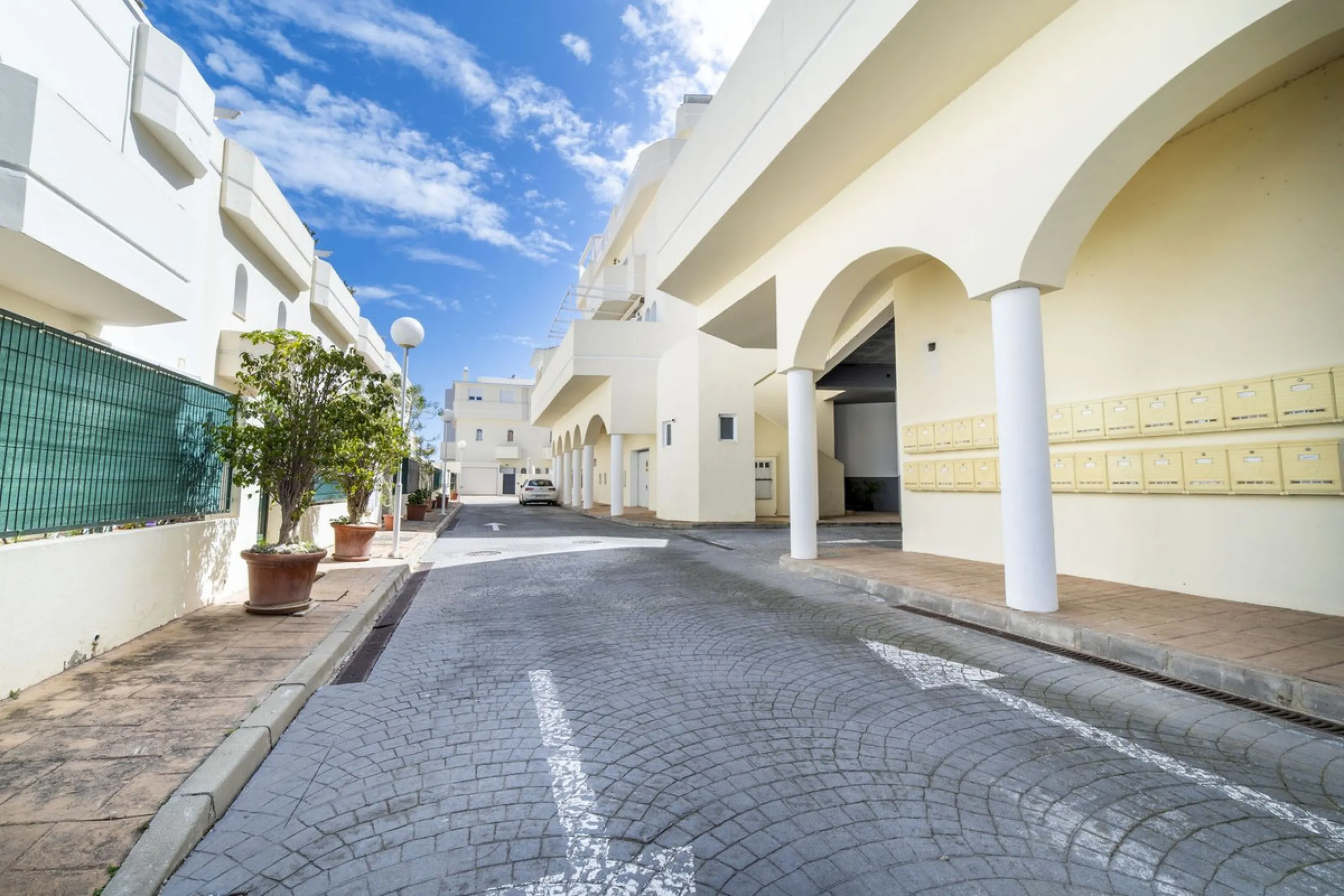 TOWNHOUSE IN ROSAMAR URBANIZATION