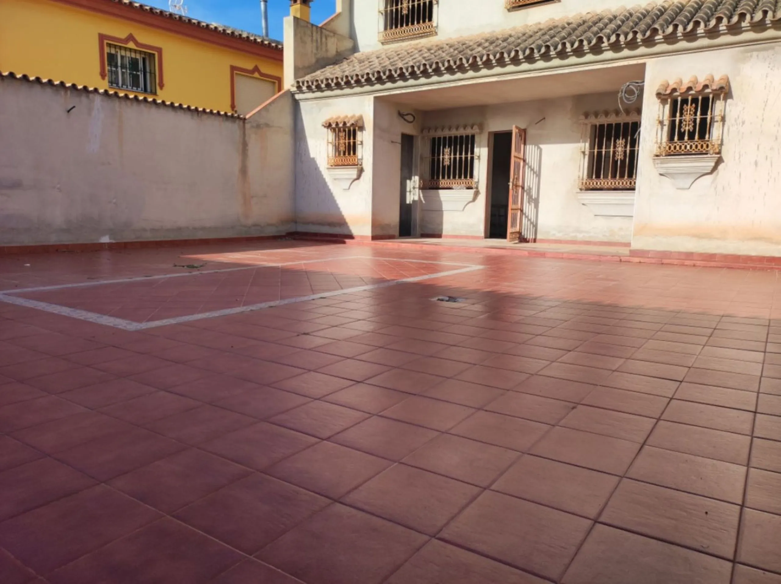 House - Townhouse в продаже в Fuengirola, Málaga. В доме 5 спален и 3 ванных комнат. Площадь дома 230 м². Площадь участка 243 м²