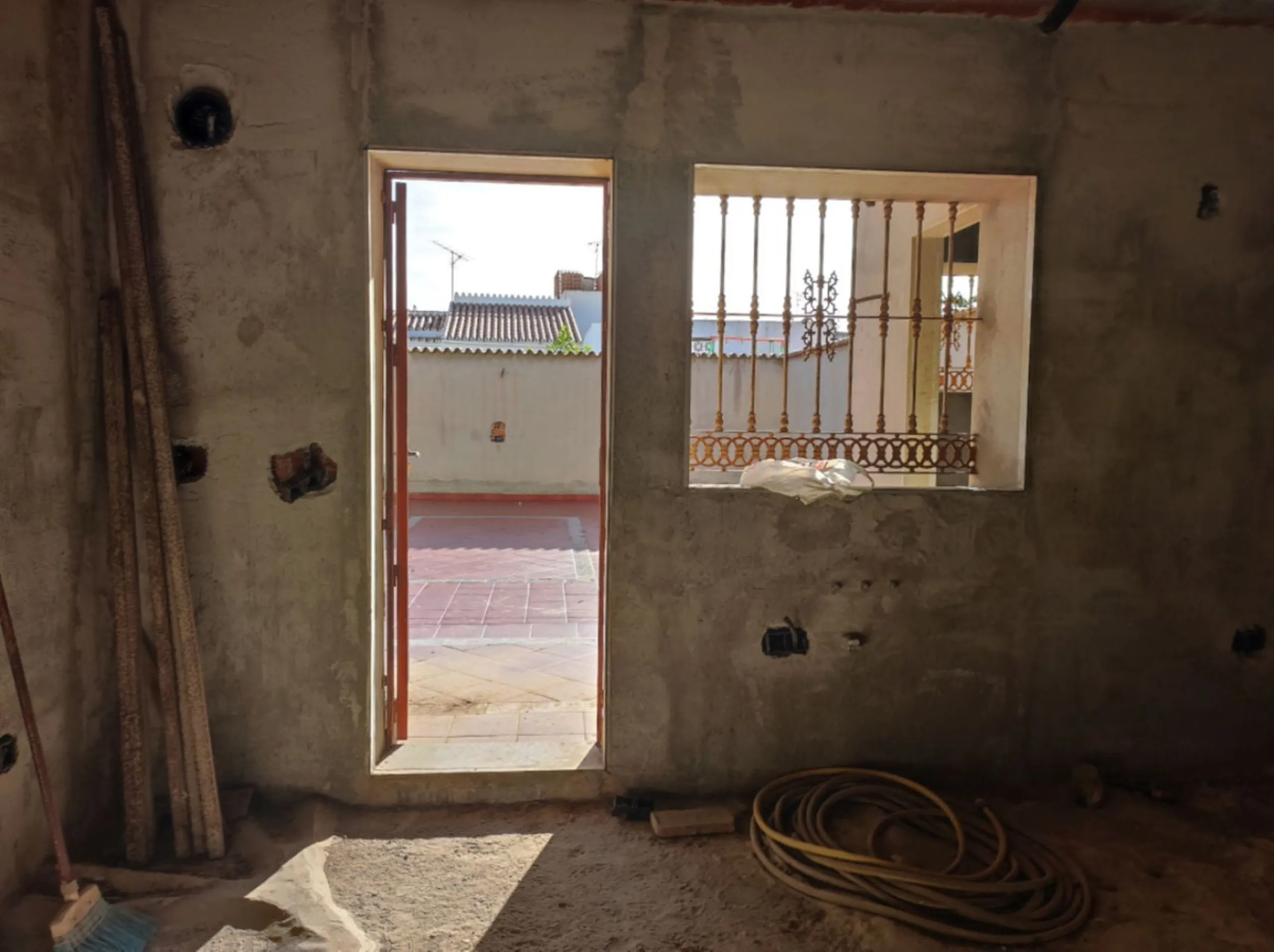 House - Townhouse в продаже в Fuengirola, Málaga. В доме 5 спален и 3 ванных комнат. Площадь дома 230 м². Площадь участка 243 м²