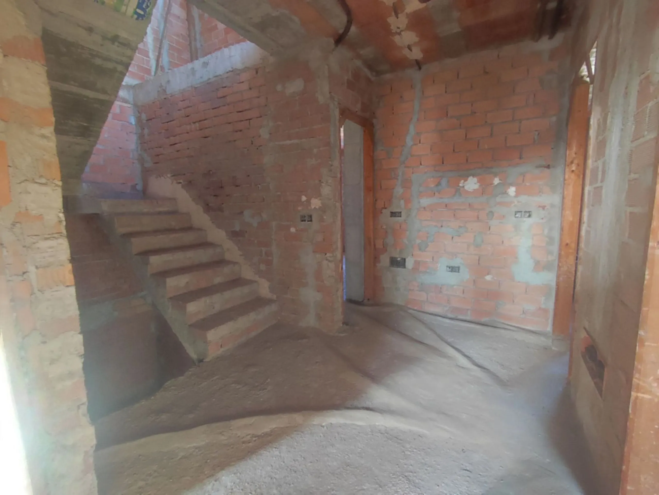 House - Townhouse в продаже в Fuengirola, Málaga. В доме 5 спален и 3 ванных комнат. Площадь дома 230 м². Площадь участка 243 м²