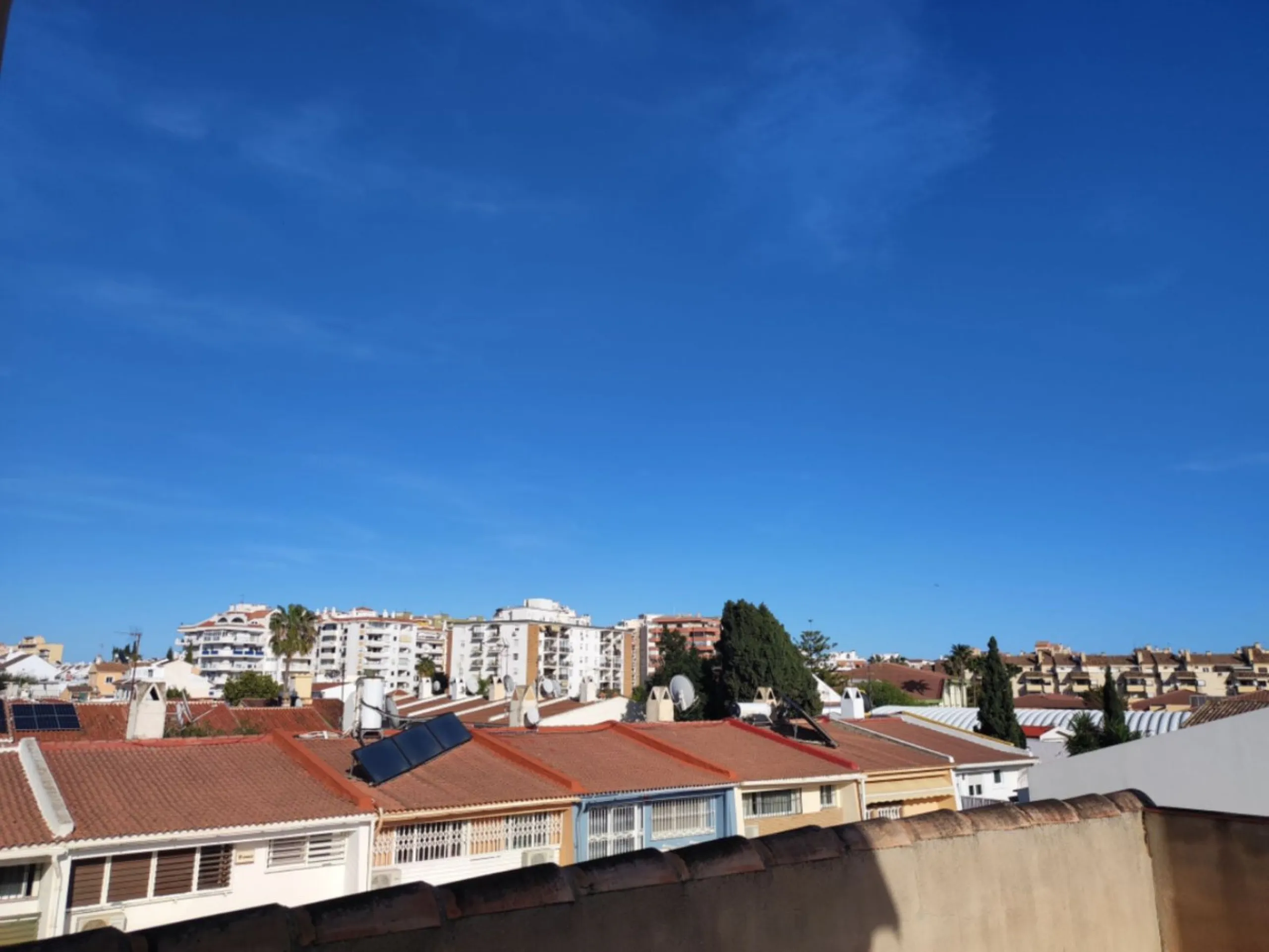 House - Townhouse в продаже в Fuengirola, Málaga. В доме 5 спален и 3 ванных комнат. Площадь дома 230 м². Площадь участка 243 м²