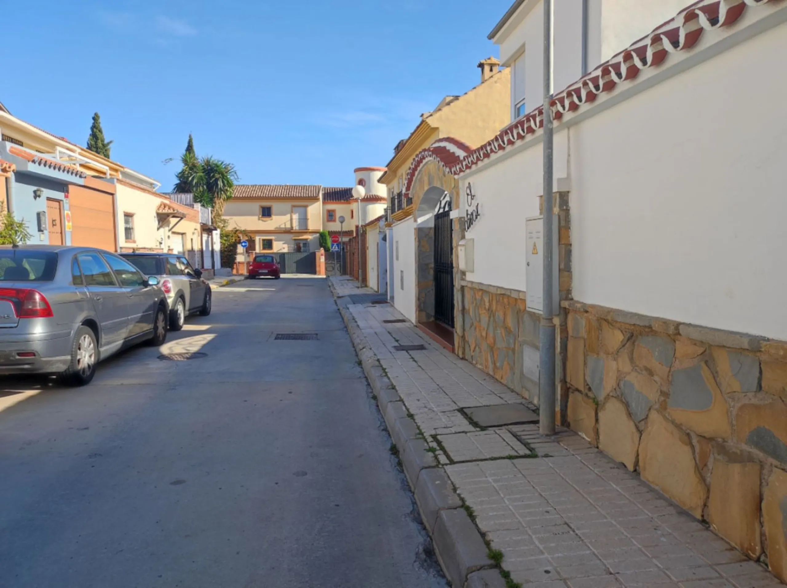 House - Townhouse в продаже в Fuengirola, Málaga. В доме 5 спален и 3 ванных комнат. Площадь дома 230 м². Площадь участка 243 м²