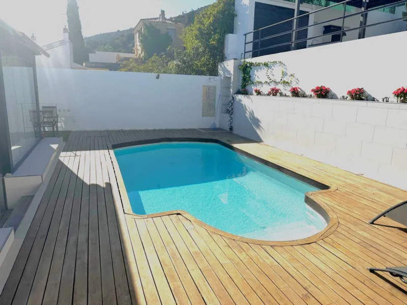 This Impressive Luxury Detached villa, constructed in 2014 has three floors, Private pool, Parking for 2 or 3 cars, gym and private terrace, all designed and styled to an excellent standard.