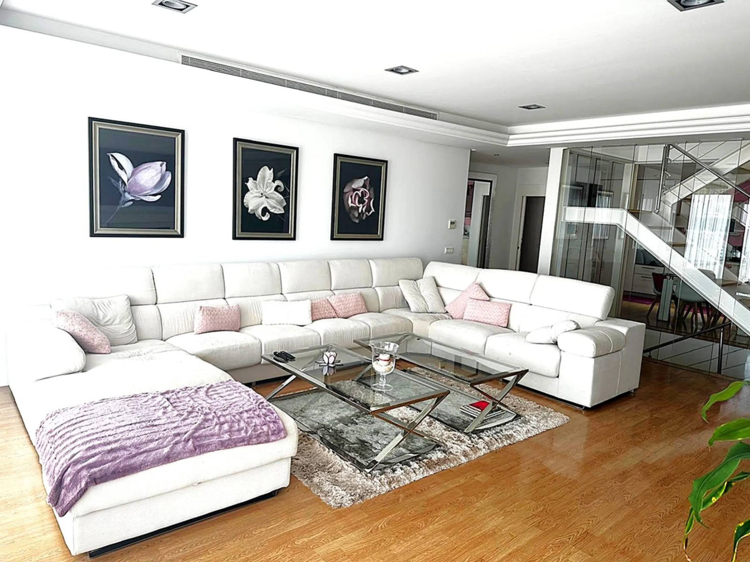 This Impressive Luxury Detached villa, constructed in 2014 has three floors, Private pool, Parking for 2 or 3 cars, gym and private terrace, all designed and styled to an excellent standard.