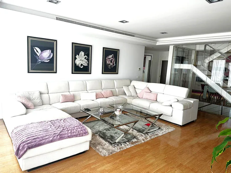 This Impressive Luxury Detached villa, constructed in 2014 has three floors, Private pool, Parking for 2 or 3 cars, gym and private terrace, all designed and styled to an excellent standard.