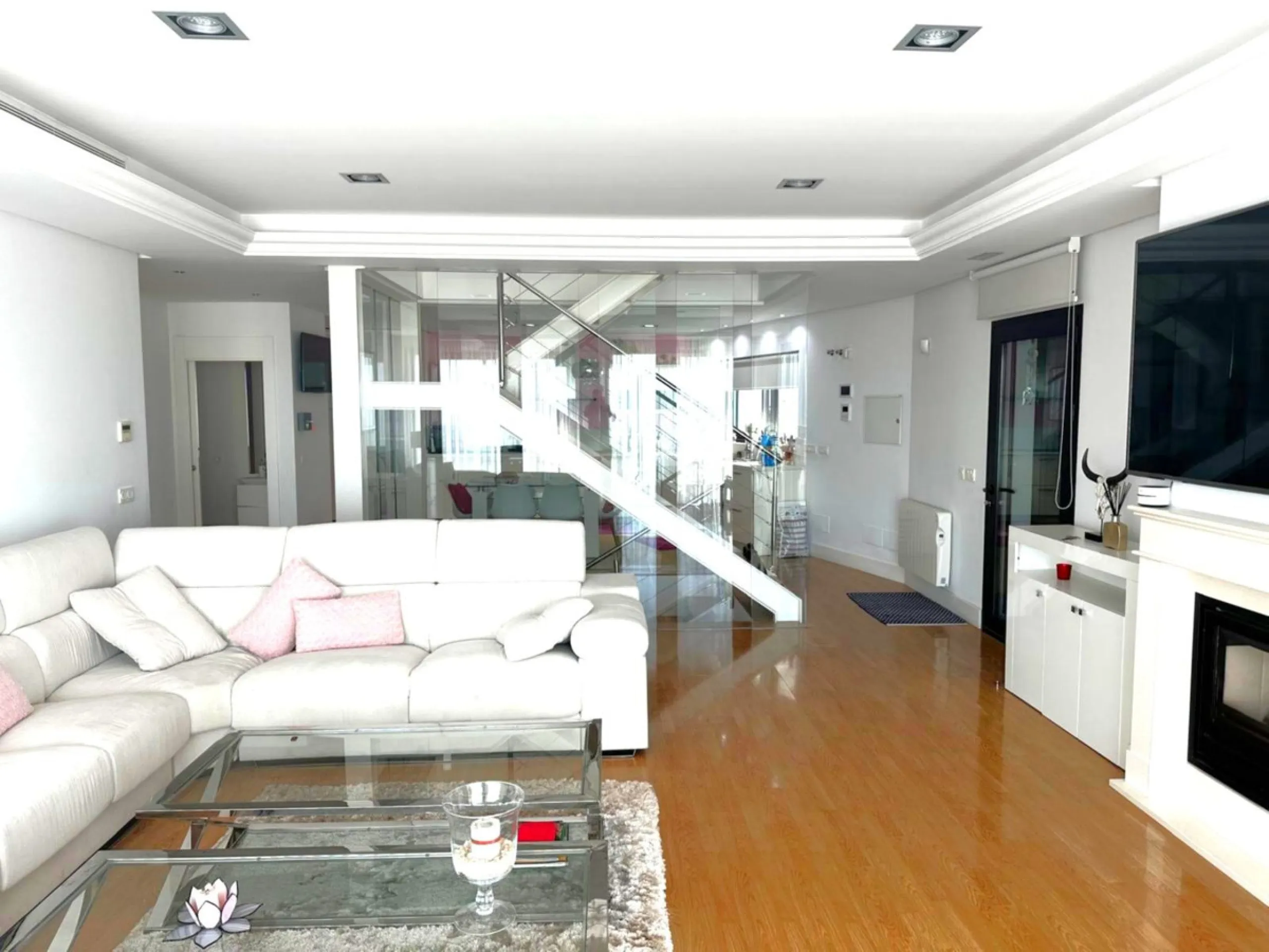 This Impressive Luxury Detached villa, constructed in 2014 has three floors, Private pool, Parking for 2 or 3 cars, gym and private terrace, all designed and styled to an excellent standard.