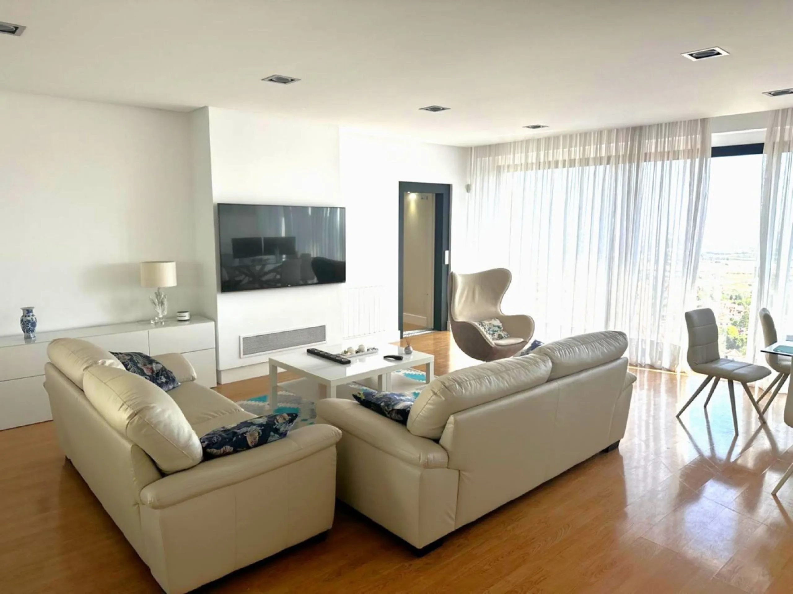 This Impressive Luxury Detached villa, constructed in 2014 has three floors, Private pool, Parking for 2 or 3 cars, gym and private terrace, all designed and styled to an excellent standard.