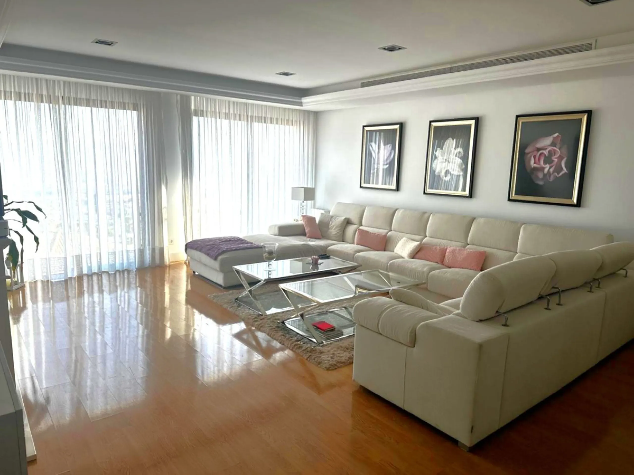 This Impressive Luxury Detached villa, constructed in 2014 has three floors, Private pool, Parking for 2 or 3 cars, gym and private terrace, all designed and styled to an excellent standard.
