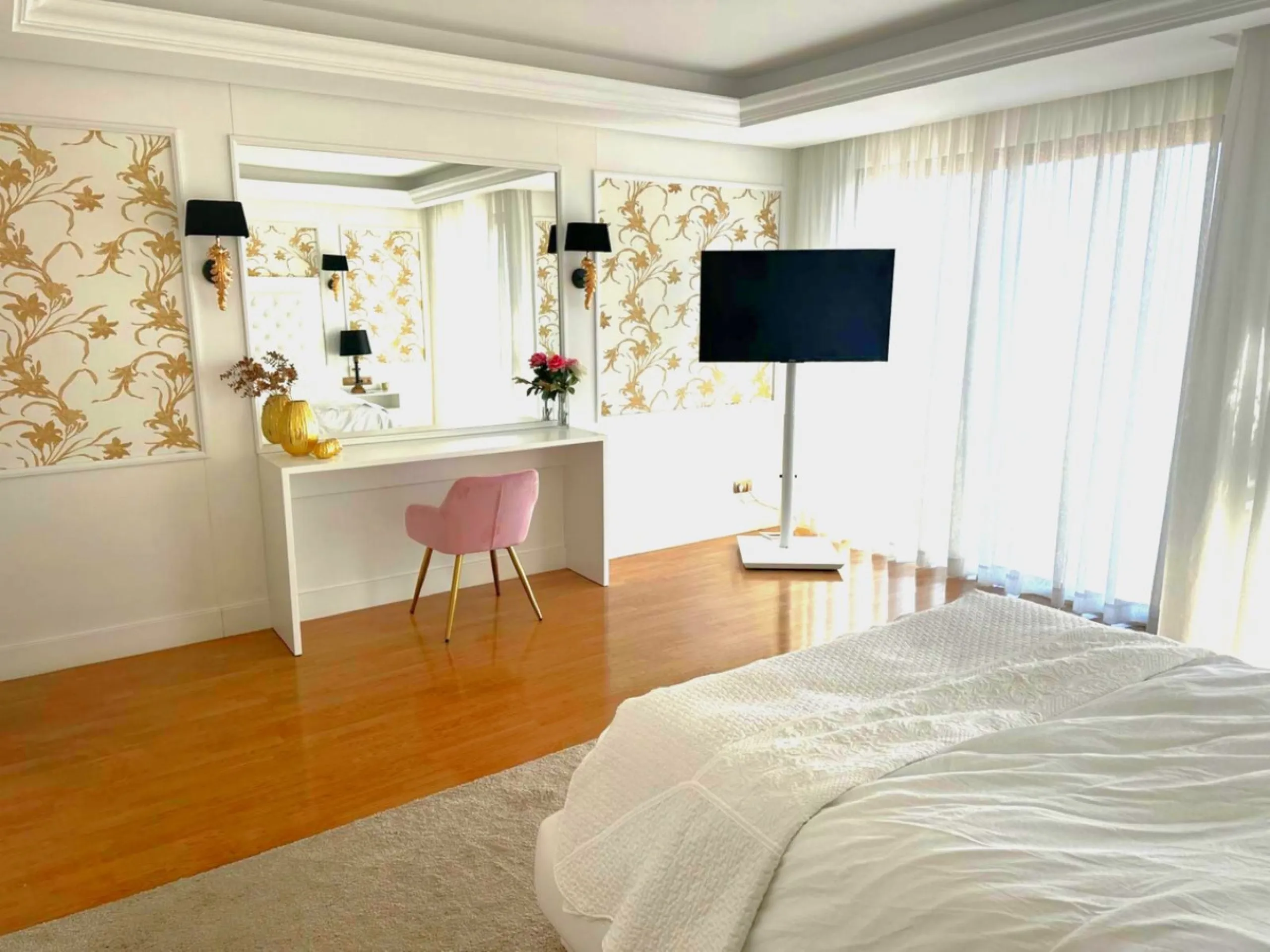 This Impressive Luxury Detached villa, constructed in 2014 has three floors, Private pool, Parking for 2 or 3 cars, gym and private terrace, all designed and styled to an excellent standard.