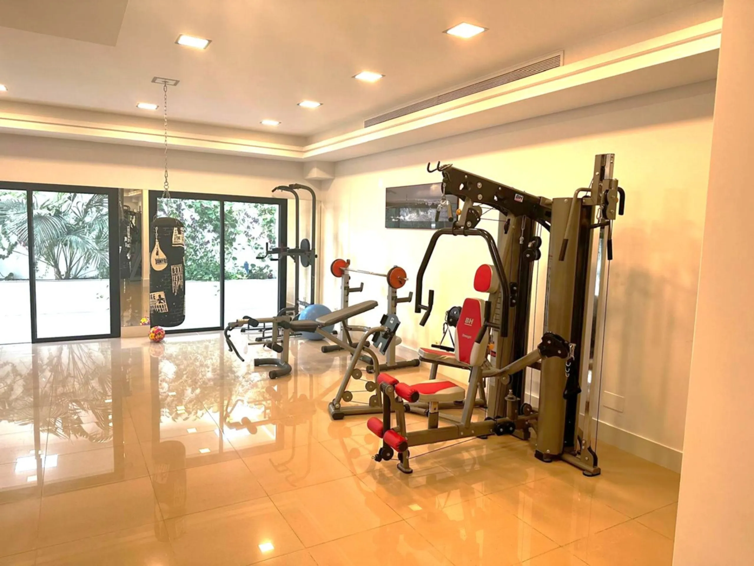 This Impressive Luxury Detached villa, constructed in 2014 has three floors, Private pool, Parking for 2 or 3 cars, gym and private terrace, all designed and styled to an excellent standard.